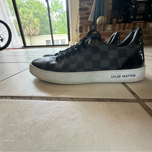 Louis Vuitton Men's Black and Grey
Trainers
Size US 10.5 - Picture 3 of 4